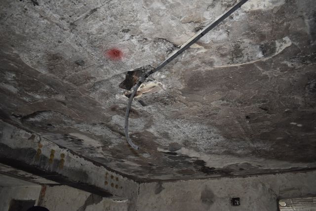 Planșeu de beton cu suprafața înnegrită și o armătură la vedere